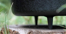 Load image into Gallery viewer, PetroMax Dutch Oven With Legs